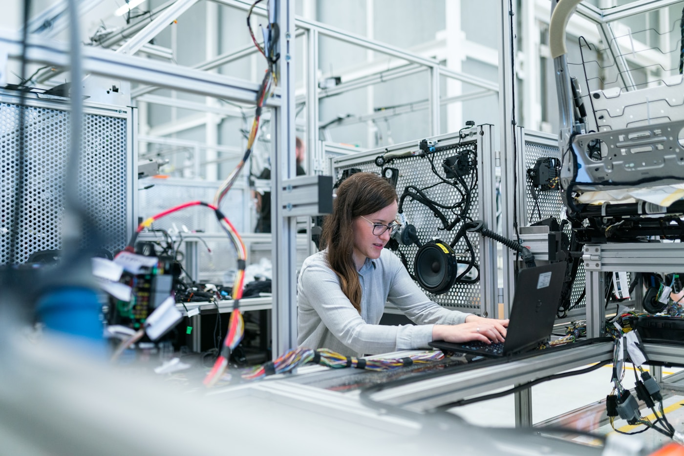 Industrial engineer using a digital monitoring platform